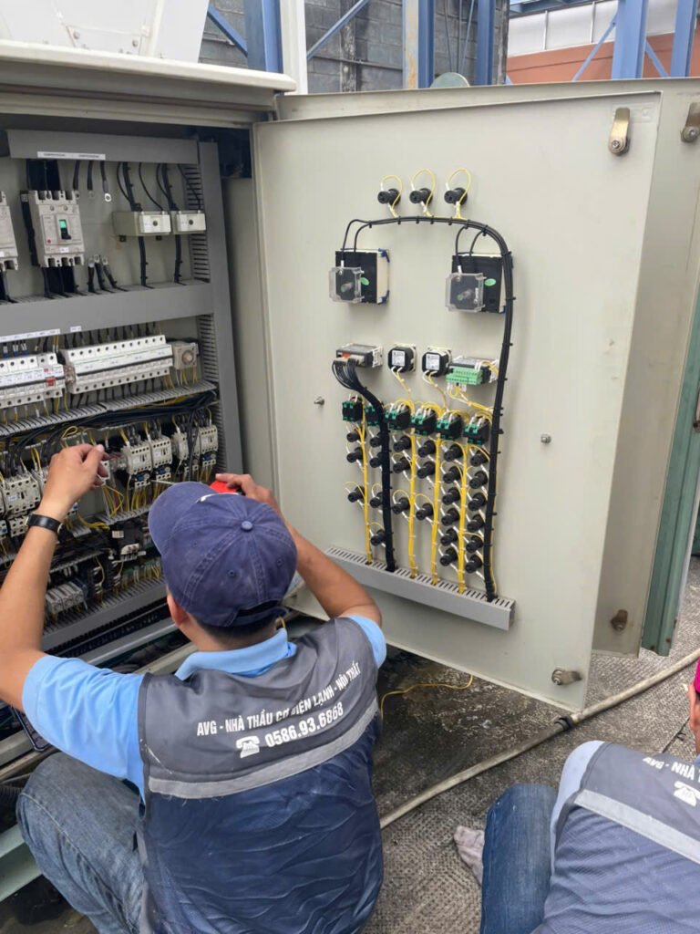 Kỹ thuật viên AVG bảo trì sửa chữa hệ thống lạnh, máy nén lạnh Bitzer